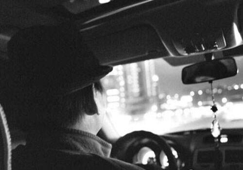 老人在超市摔伤骨折是谁的责任